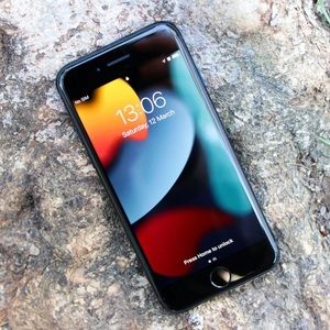 I flip shoes, devices and more here I’m selling the new IPhone SE